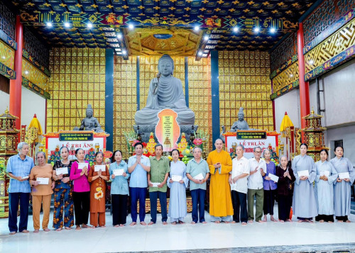Tổ đình Thanh Hà trao 337 phần quà tri ân người có công nhân ngày 27-7